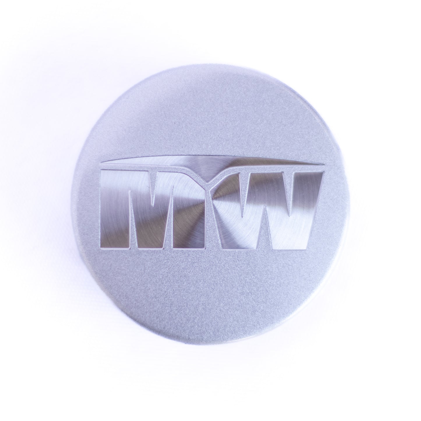 Tapa central: logotipo MW de aluminio cepillado (única)